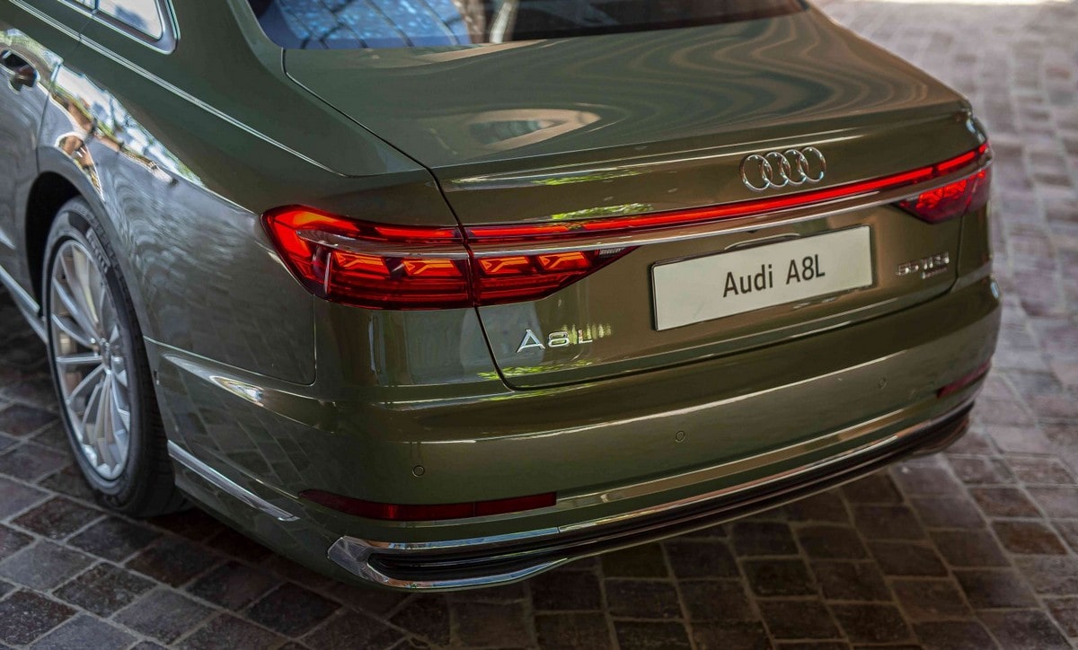 Đuôi xe Audi A8L 2025 đậm phong cách thể thao với phần mái vuốt coupe mềm mại