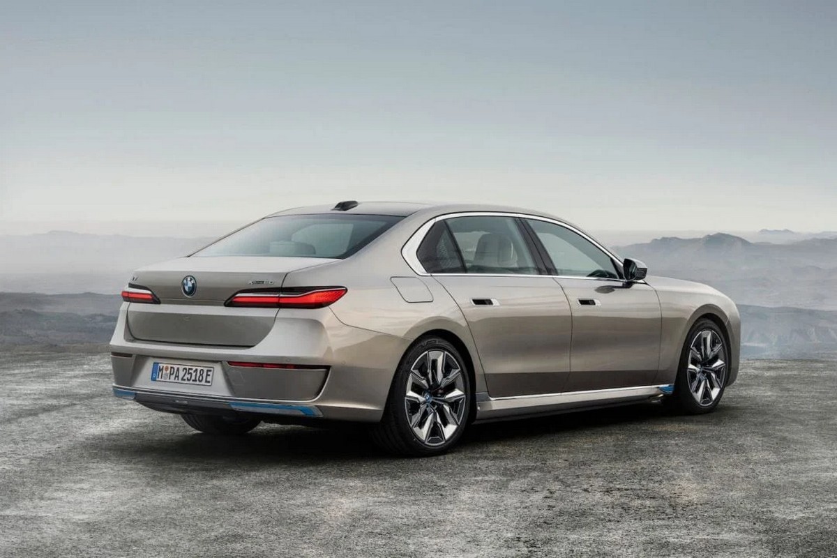 Đuôi xe của BMW I7 có nét thiết kế giống tương tự như mẫu BMW 7 Series