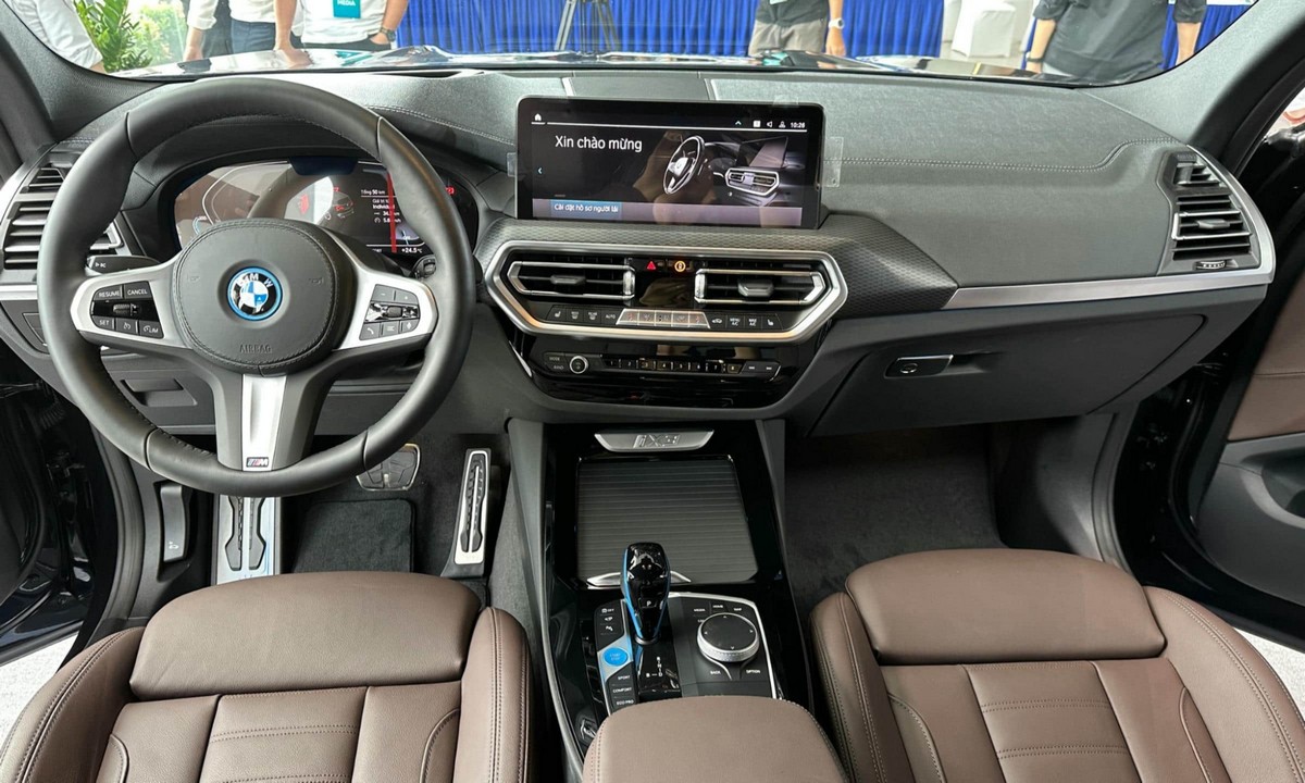 Khoang lái BMW IX3 đậm chất thiết kế thể thao cá tính