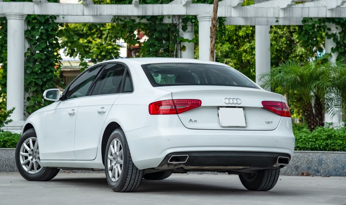 Phần đuôi xe Audi A4 thiết kế đơn giản nhưng rất thể thao với cụm đèn hậu LED độc đáo