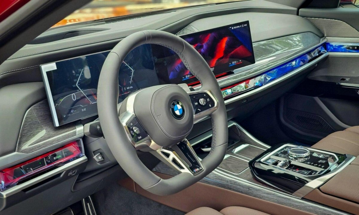 Vô lăng 3 chấu bọc da thể thao trên chiếc BMW Series 7 hạng sang