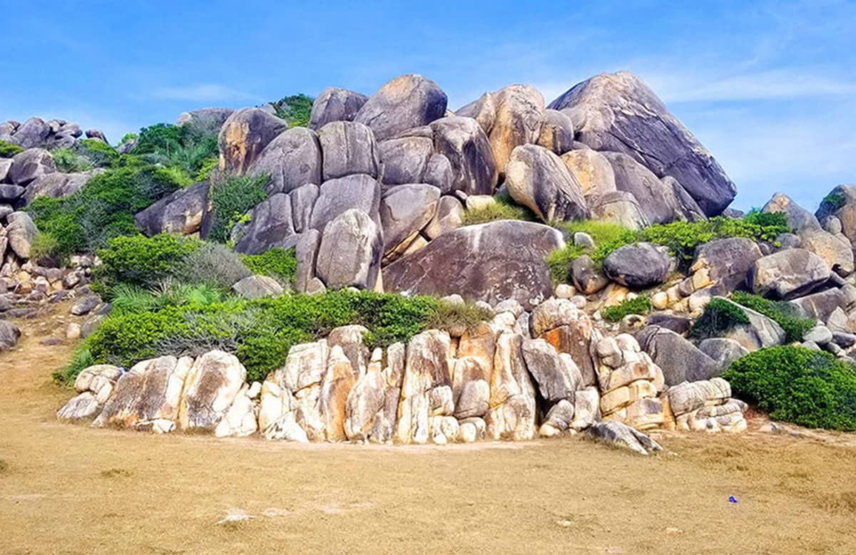 Du lịch Cù Lao Xanh: Điểm đến lý tưởng cho kỳ nghỉ thư giãn và khám phá Bãi đá Thảo Nguyên