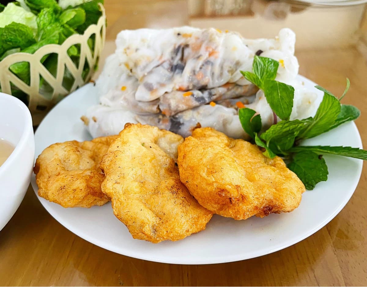Cẩm nang du lịch Quan Lạn: Hành trình về miền biển xanh Bánh cuốn chả mực