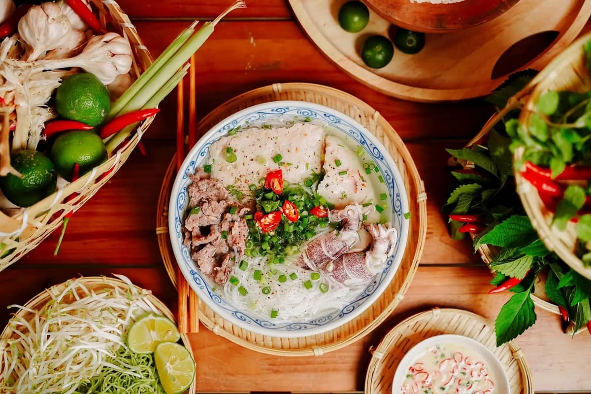Top điểm đến hot nhất khi du lịch Phú Quốc cùng Carpla Bún quậy cũng là một món ăn nổi tiếng tại Phú Quốc