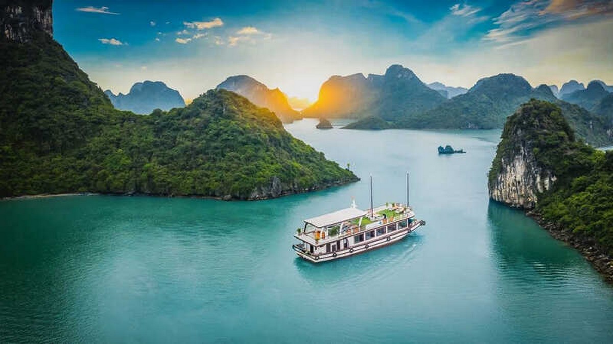 Du lịch Cát Bà: Thiên nhiên hùng vĩ và trải nghiệm di chuyển thuận lợi cùng Carpla Cát Bà mang vẻ đẹp riêng qua từng mùa