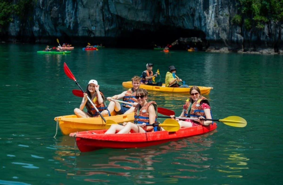 Cẩm Nang Du Lịch Quảng Ninh Từ A-Z & Chuẩn Bị Hành Trang Với Carpla Trải nghiệm chèo kayak ở Vịnh Hạ Long