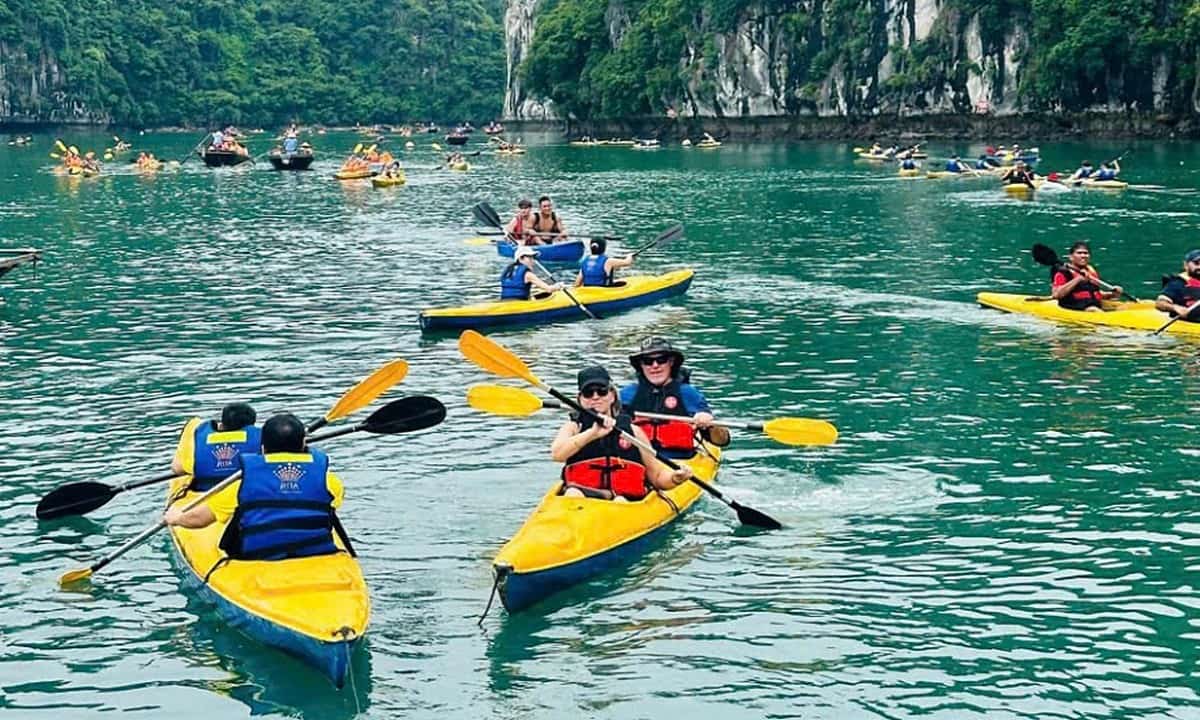 Du lịch Cát Bà: Thiên nhiên hùng vĩ và trải nghiệm di chuyển thuận lợi cùng Carpla Chèo kayak ở vịnh Lan Hạ