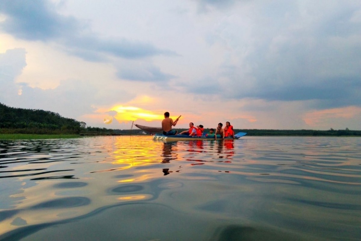 Carpla gợi ý hành trình du lịch Bình Phước với bộ phụ kiện xe hơi hoàn hảo Chèo thuyền Kayak ở hồ Suối Giai