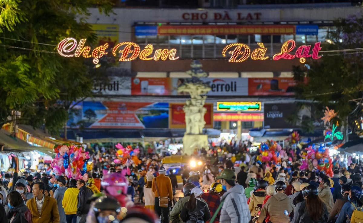 Du lịch Đà Lạt: Những điểm đến không thể bỏ qua Chợ đêm Đà Lạt