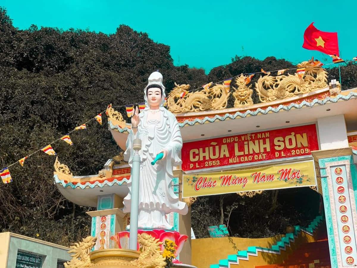 Carpla gợi ý hành trình du lịch đảo Phú Quý với chiếc xe hoàn hảo Chùa Linh Sơn – Núi Cao Cát