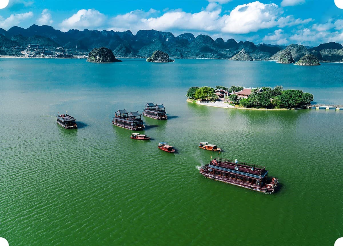 Đi thuyền trên hồ Tam Chúc