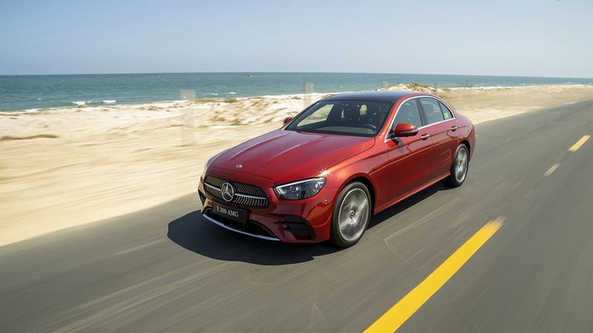 Vận hạn và may mắn của tuổi Bính Thìn 1976 trong năm Giáp Thìn 2025 Dòng xe Mercedes-Benz E-Class ngoại thất đỏ