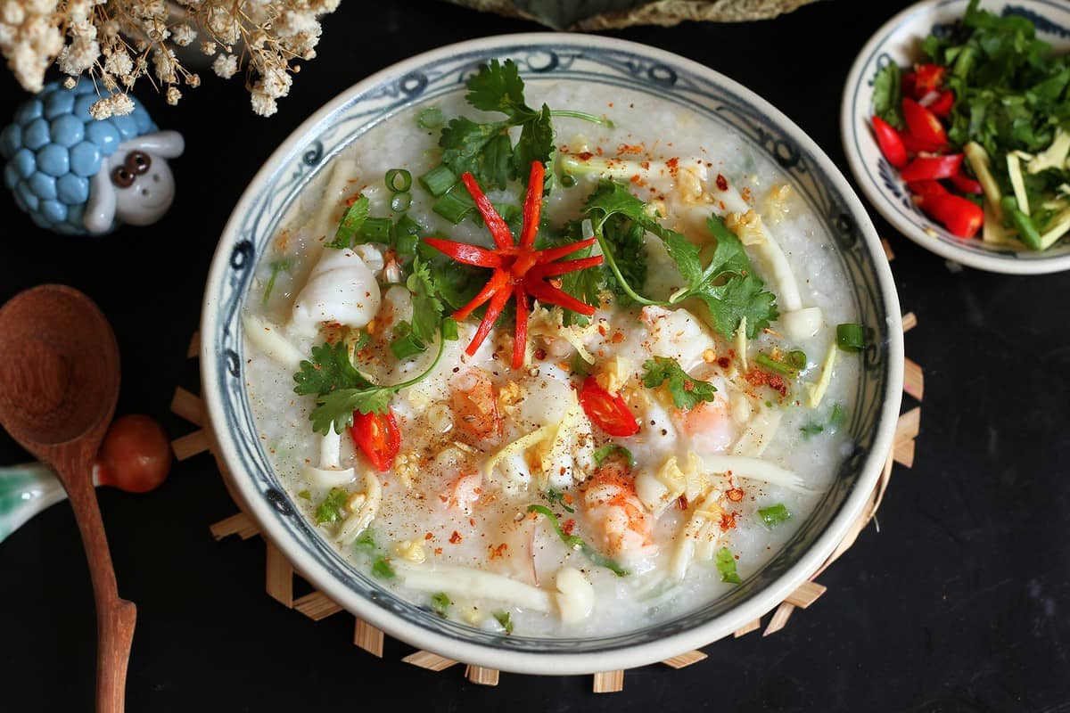 Du lịch Nam Du: Cẩm nang chi tiết để trải nghiệm biển đảo hoang sơ Du khách có thể thử cháo hải sản ở Nam Du