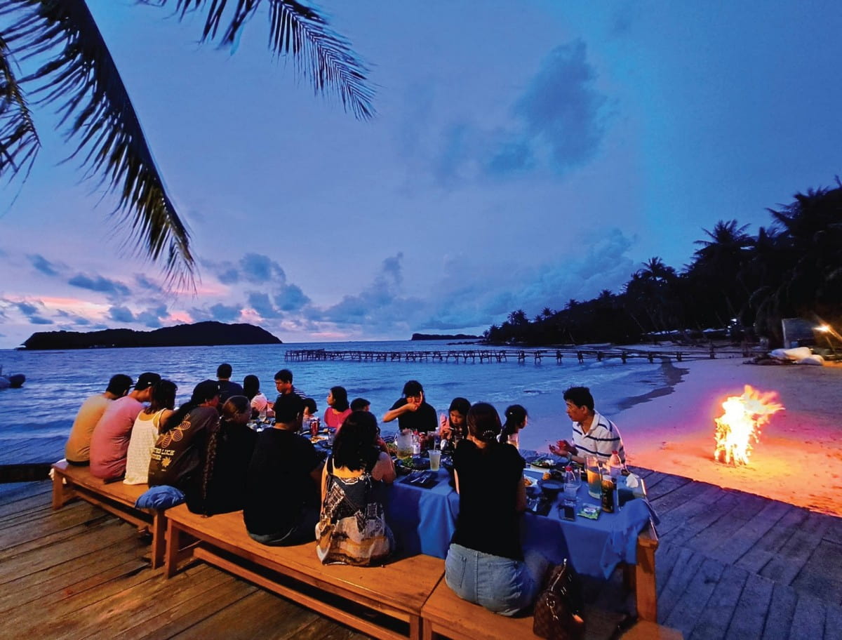 Du lịch Nha Trang từ A đến Z: Trọn bộ cẩm nang ăn – chơi – nghỉ chi tiết nhất Du khách có thể tổ chức BBQ hải sản