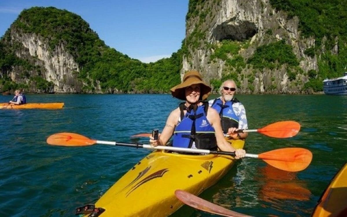 Cẩm Nang Du Lịch Quảng Ninh Từ A-Z & Chuẩn Bị Hành Trang Với Carpla Du lịch Quảng Ninh thăm Vịnh Hạ Long vào mùa hè