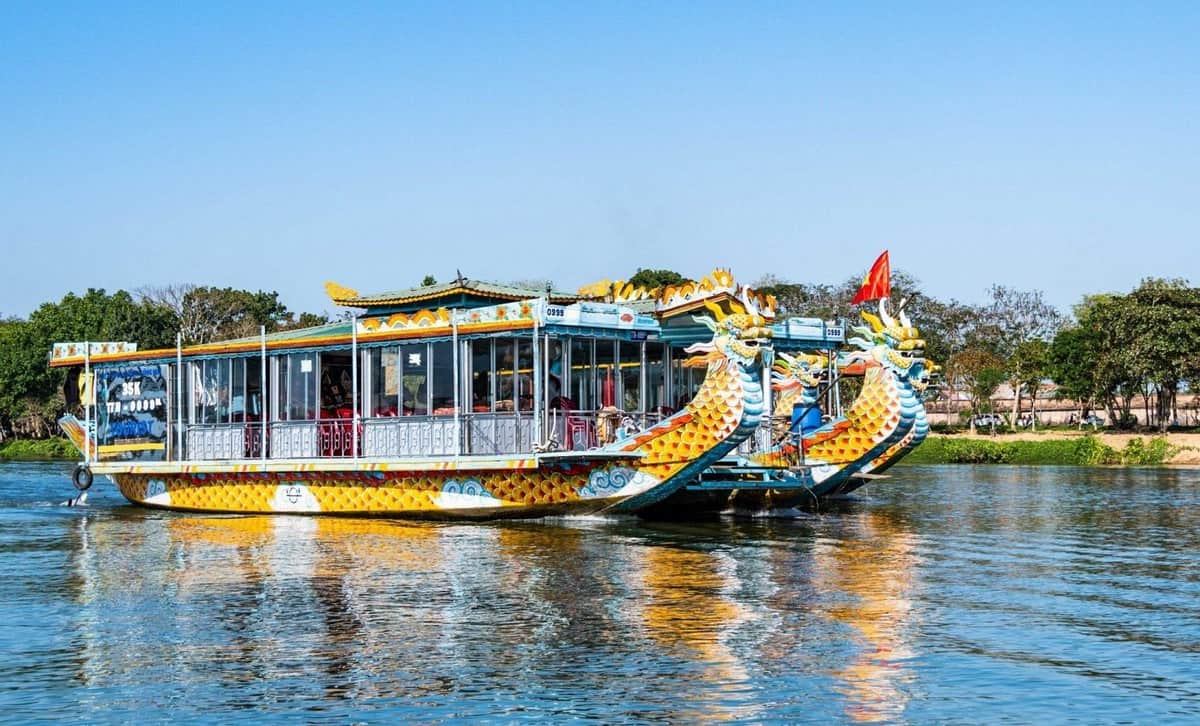 Du thuyền trên sông Hương