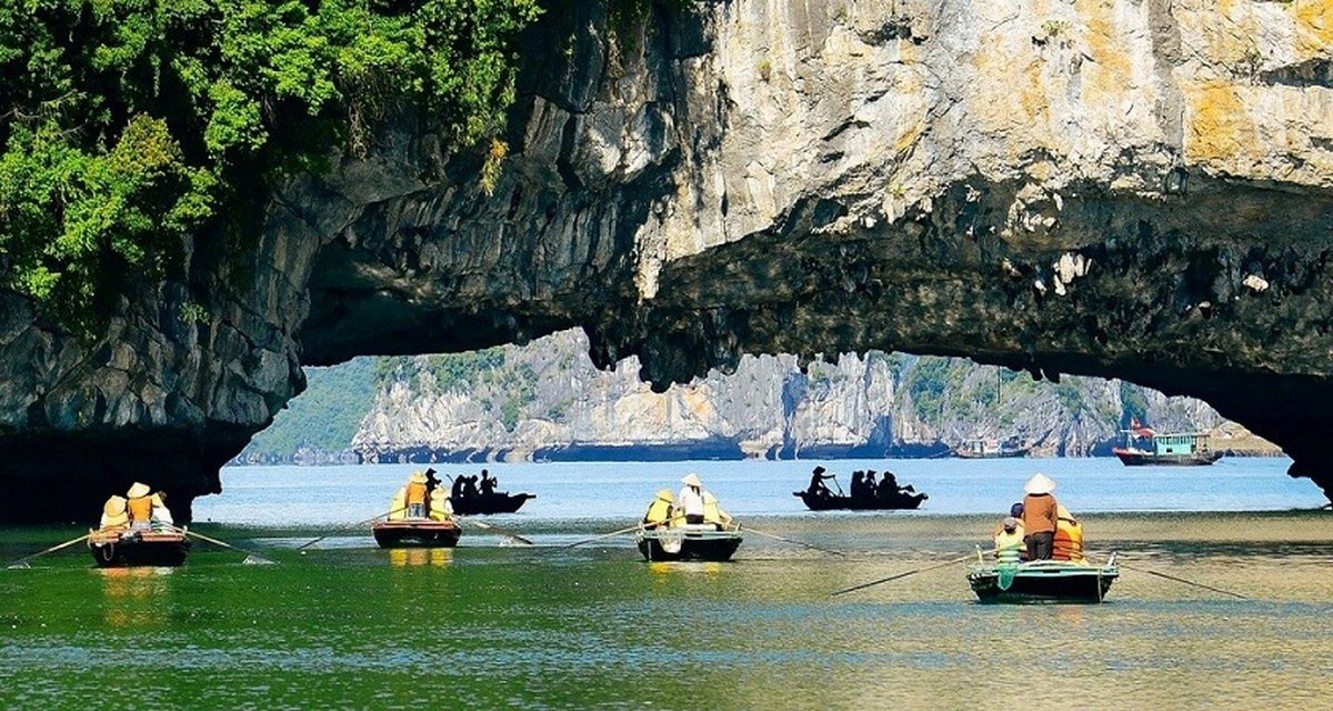 Du lịch Hạ Long: Khám phá vịnh biển di sản cùng Carpla Hang Luồn