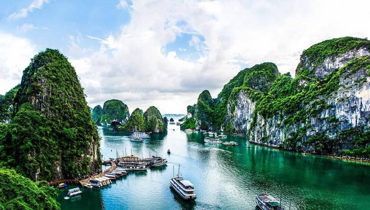 Du lịch Hạ Long: Khám phá vịnh biển di sản cùng Carpla Làng chài Ba Hang