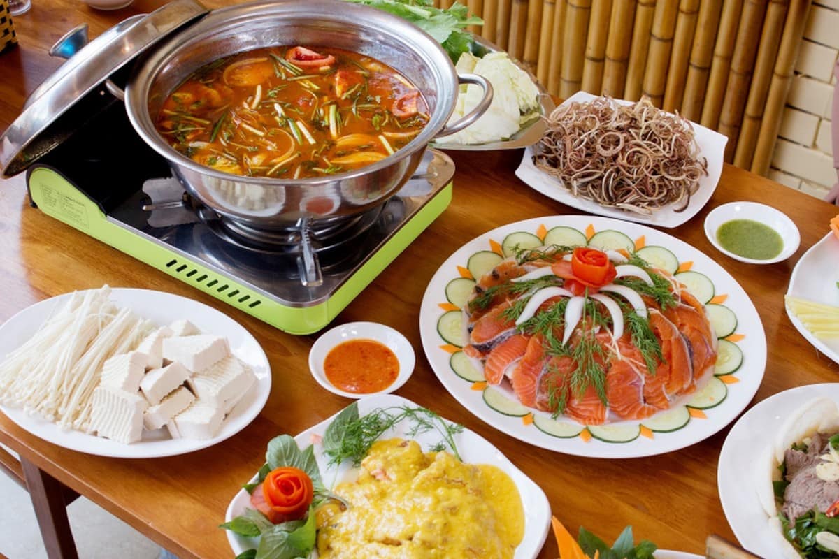 Lẩu cá hồi/cá tầm là món nhất định phải ăn khi du lịch Sapa