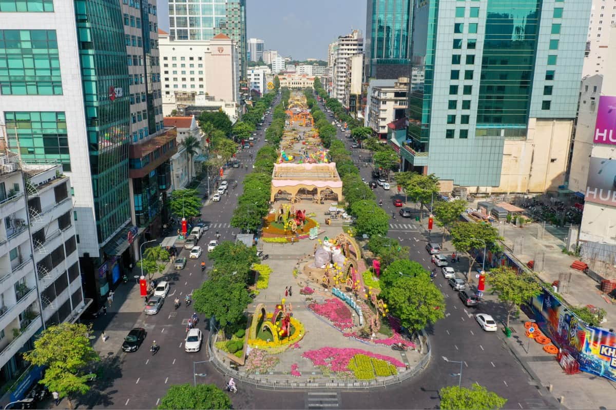 Du lịch TP.HCM: Trải nghiệm những hành trình đầy màu sắc Phố đi bộ Nguyễn Huệ
