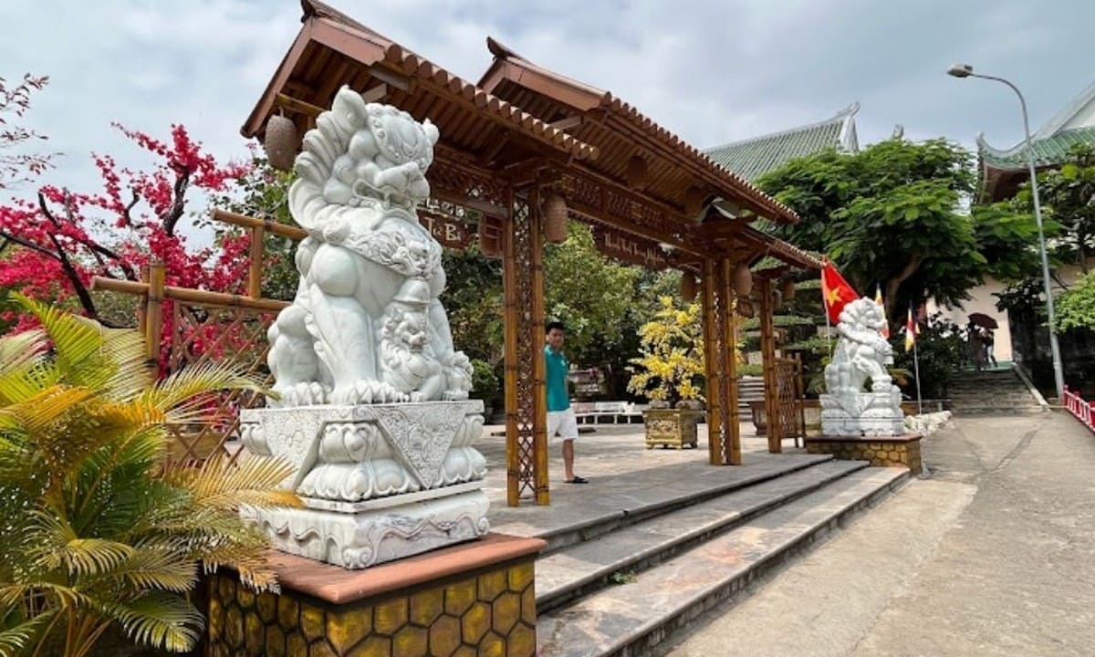 Tham quan chùa Linh Ứng Tham quan chùa Linh Ứng