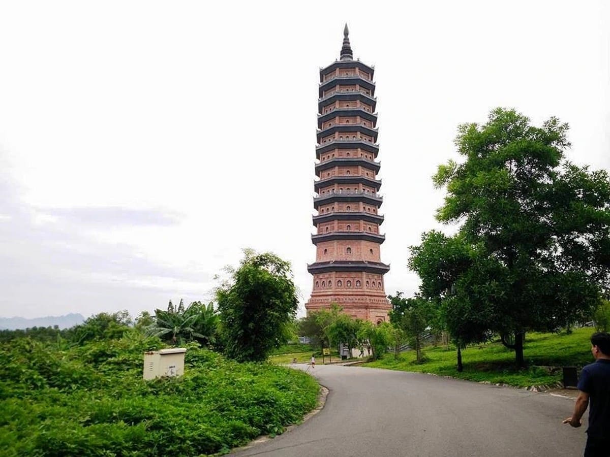Khám phá Chùa Bái Đính: Điểm đến linh thiêng không thể bỏ lỡ ở Ninh Bình Tháp Bảo Thiên