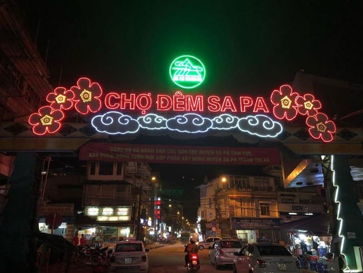 Du Lịch Lào Cai: Bật Mí Lịch Trình, Ăn Chơi, Lưu Trú & Phụ Kiện Tiện Lợi Từ Carpla Thưởng thức ẩm thực tại Chợ đêm Sapa Lào Cai