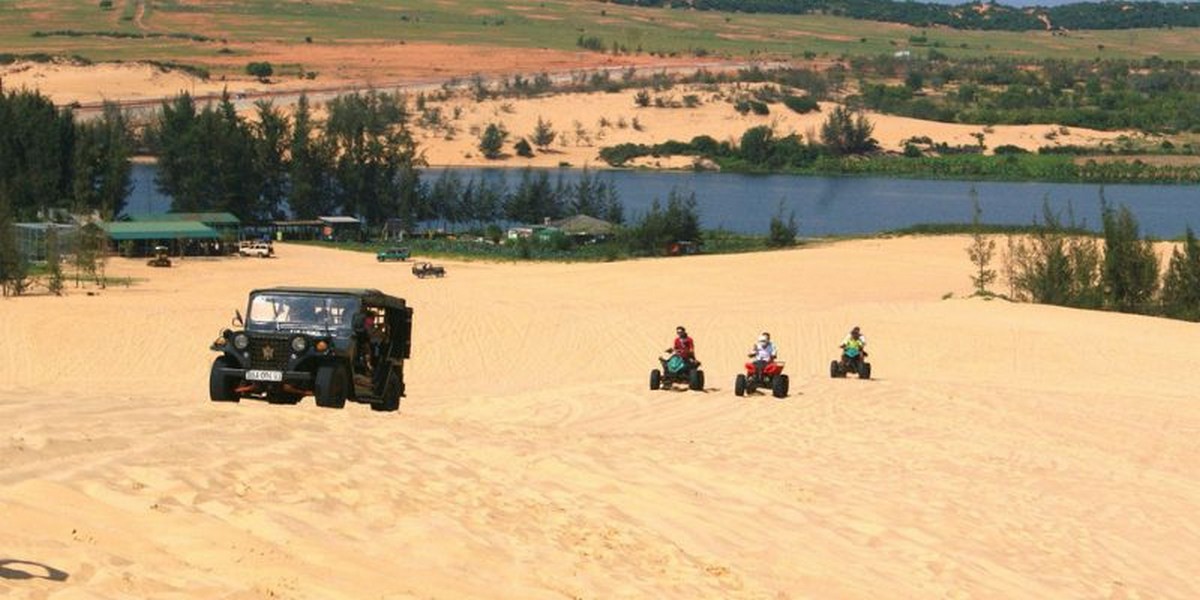 Carpla gợi ý hành trình du lịch đảo Phú Quý với chiếc xe hoàn hảo Trên đường đi, bạn có thể dừng chân tại đồi cát Bàu Trắng
