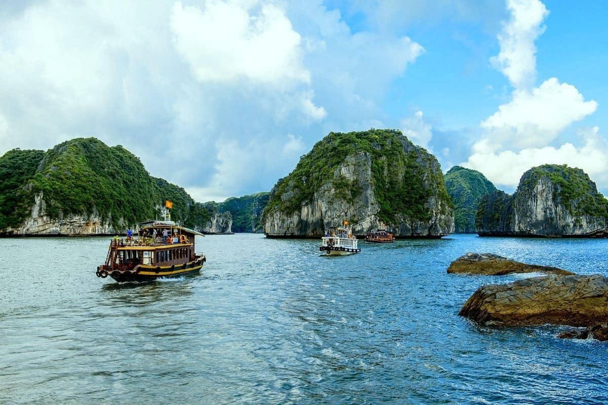 Cẩm nang du lịch Vịnh Lan Hạ từ A đến Z Vịnh Lan Hạ mang vẻ đẹp quanh năm với khí hậu ôn hòa