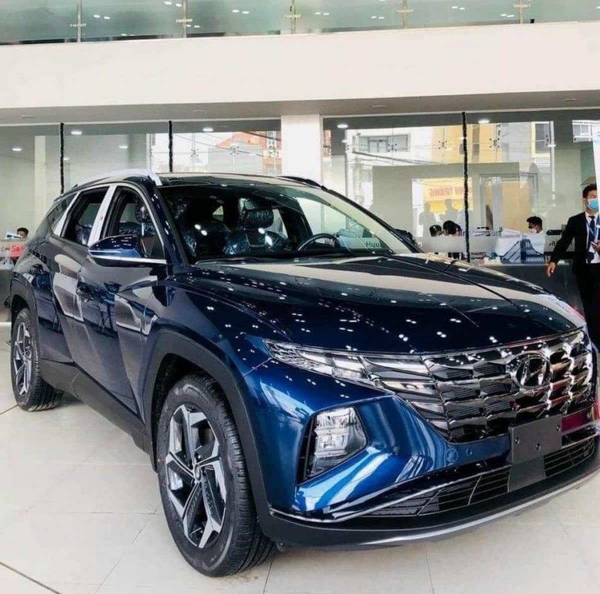 Vận hạn và may mắn của tuổi Quý Sửu 1973 trong năm Giáp Thìn 2025 Xe Hyundai Tucson màu xanh