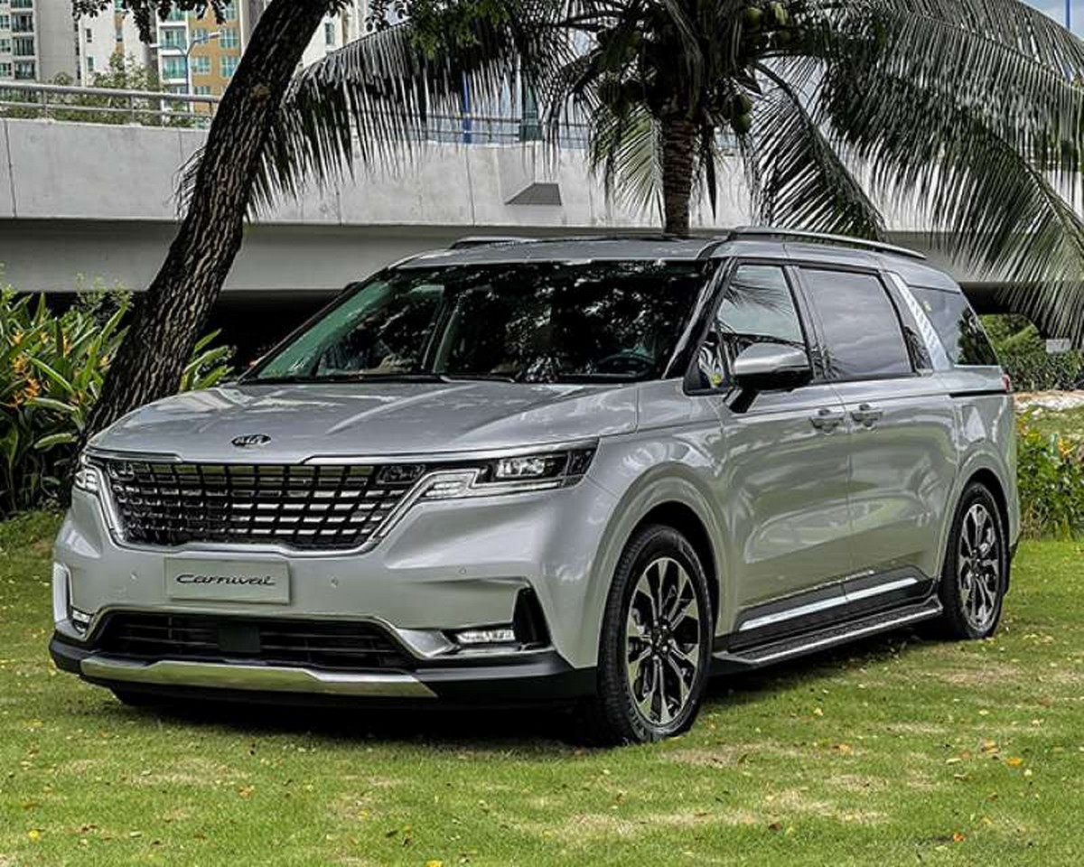 Vận hạn và may mắn tử vi tuổi Ất Sửu 1985 trong năm Giáp Thìn 2025 Xe Kia Carnival ngoại thất bạc
