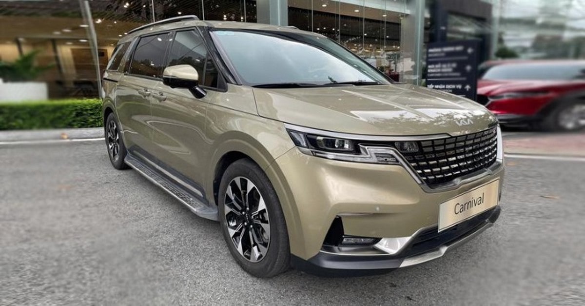 Vận hạn và may mắn tử vi tuổi Canh Ngọ 1990 trong năm Giáp Thìn 2025 Xe Kia Carnival ngoại thất vàng