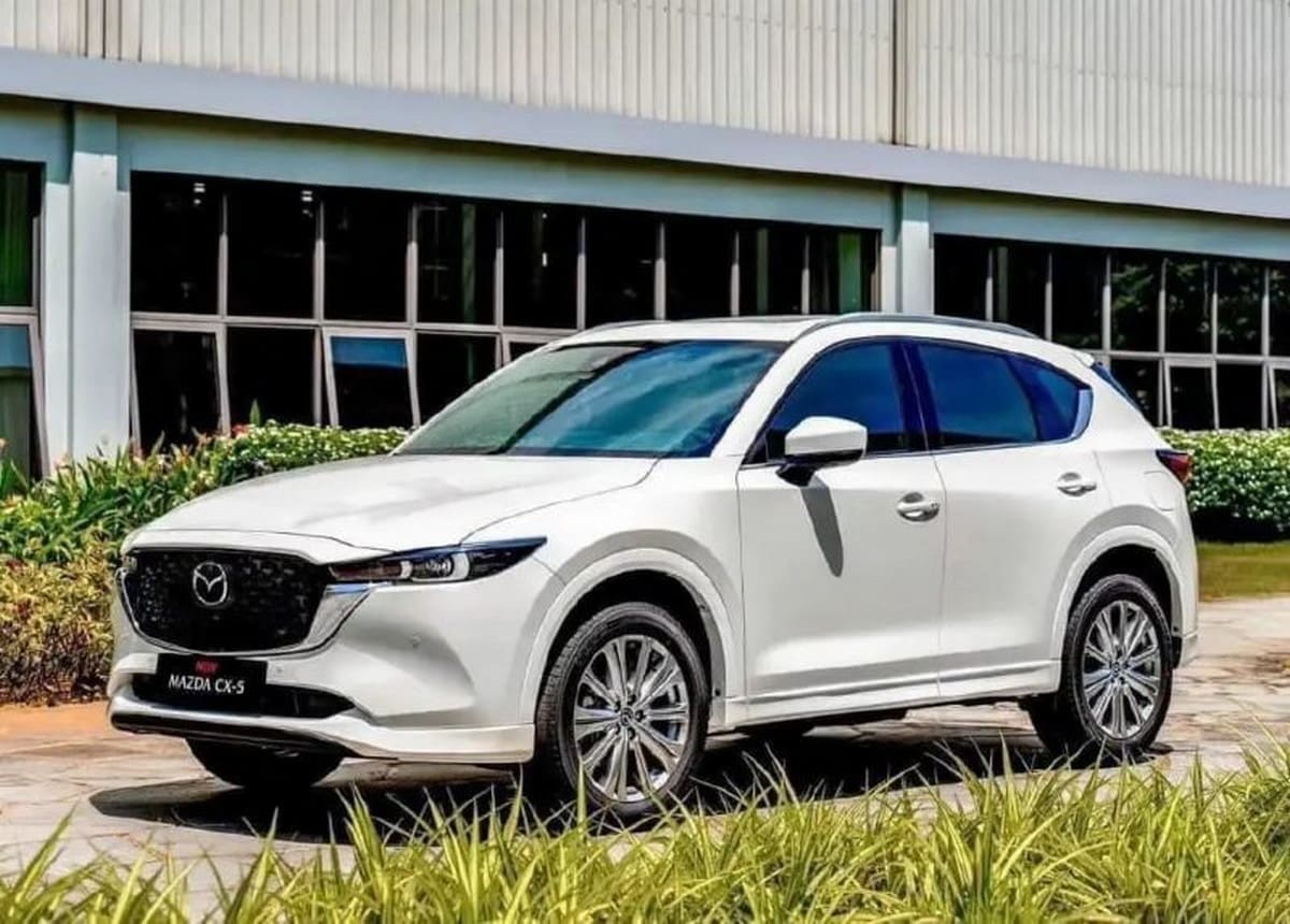 Vận hạn và may mắn của tuổi Nhâm Tuất 1982 trong năm Giáp Thìn 2025 Xe Mazda CX-5 ngoại thất trắng