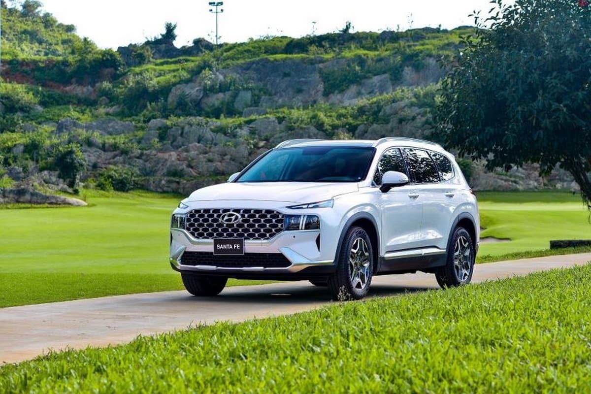 Vận hạn và may mắn của tuổi Giáp Dần 1974 trong năm Giáp Thìn 2025 Xe ô tô Hyundai Santa Fe-màu trắng