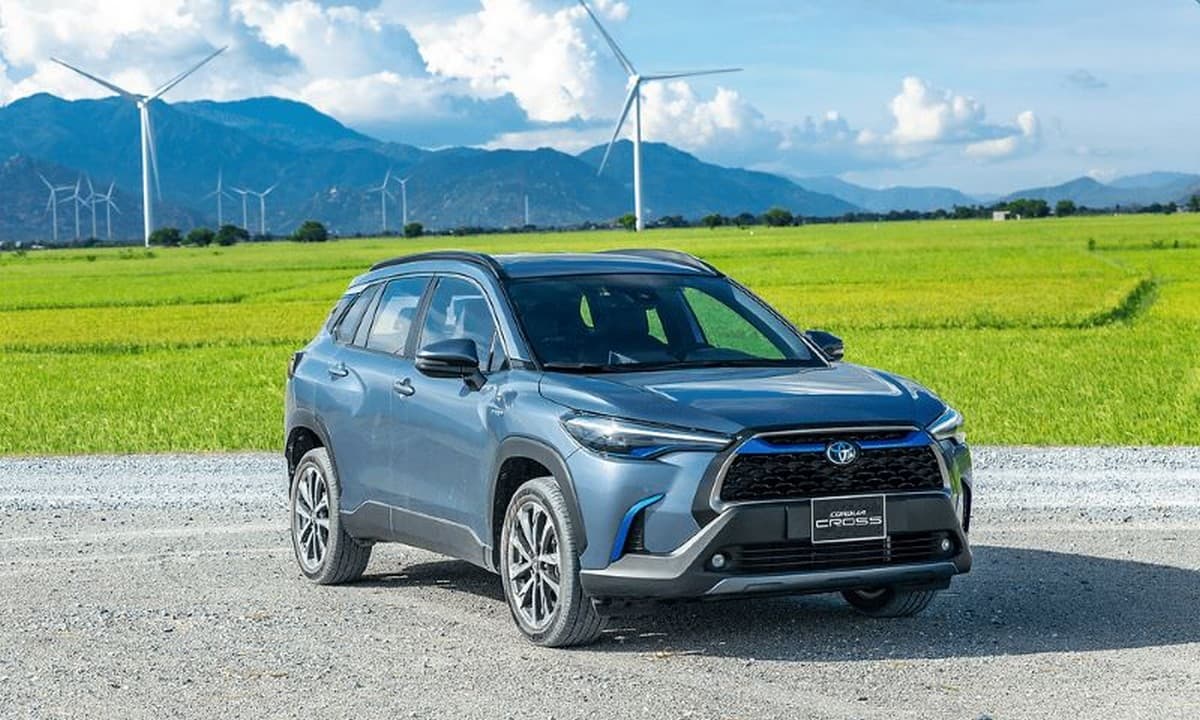 Vận hạn và may mắn tử vi tuổi Bính Tý 1996 trong năm Giáp Thìn 2025 Xe Toyota Corolla Cross ngoại thất xanh dương