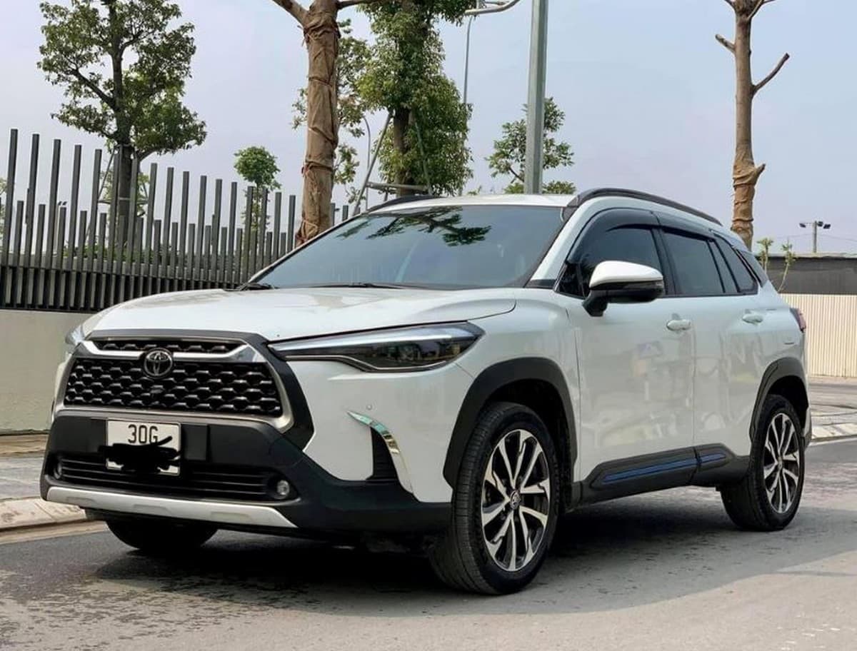 Vận hạn và may mắn tử vi tuổi Quý Dậu 1993 trong năm Giáp Thìn 2025 Xe Toyota Corolla Cross ngoại thất trắng