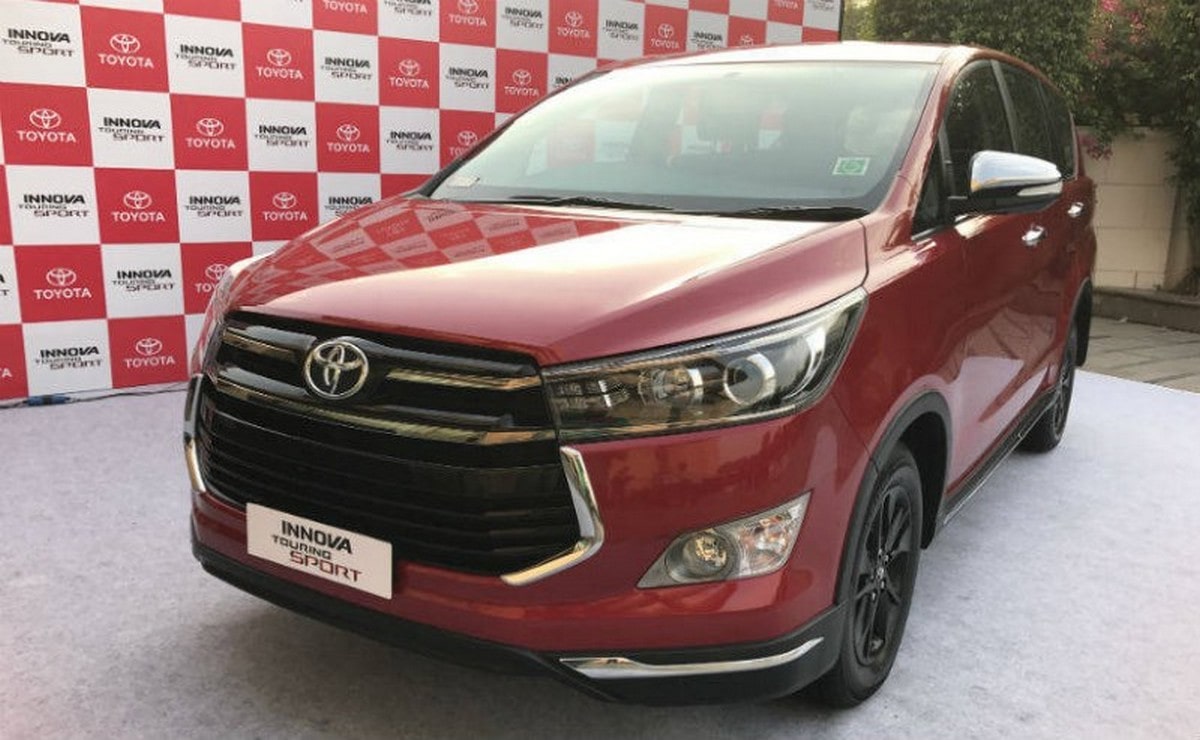 Vận hạn và may mắn tử vi tuổi Tân Mùi 1991 trong năm Giáp Thìn 2025 Xe Toyota Innova ngoại thất đỏ