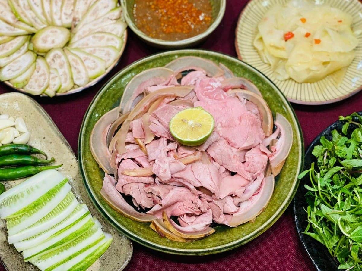 Khám Phá Du Lịch Quảng Nam Và Chuẩn Bị Hành Trang Hoàn Hảo Với Phụ Kiện Carpla Bê thui Cầu Mống