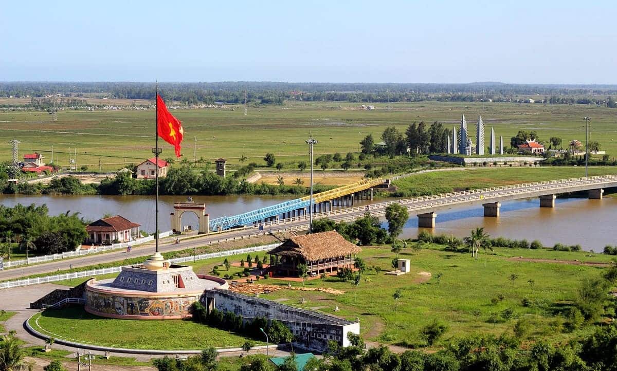 Khám Phá Du Lịch Quảng Trị Và Chuẩn Bị Hành Trang Hoàn Hảo Với Phụ Kiện Carpla Cầu Hiền Lương - Sông Bến Hải