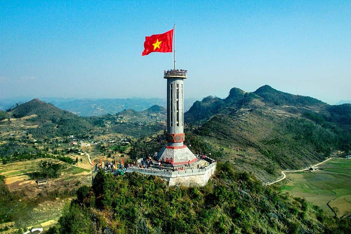 Khám Phá Du Lịch Đồng Văn Và Chuẩn Bị Hành Trang Hoàn Hảo Với Phụ Kiện, Dịch Vụ Carpla Cột cờ Lũng Cú