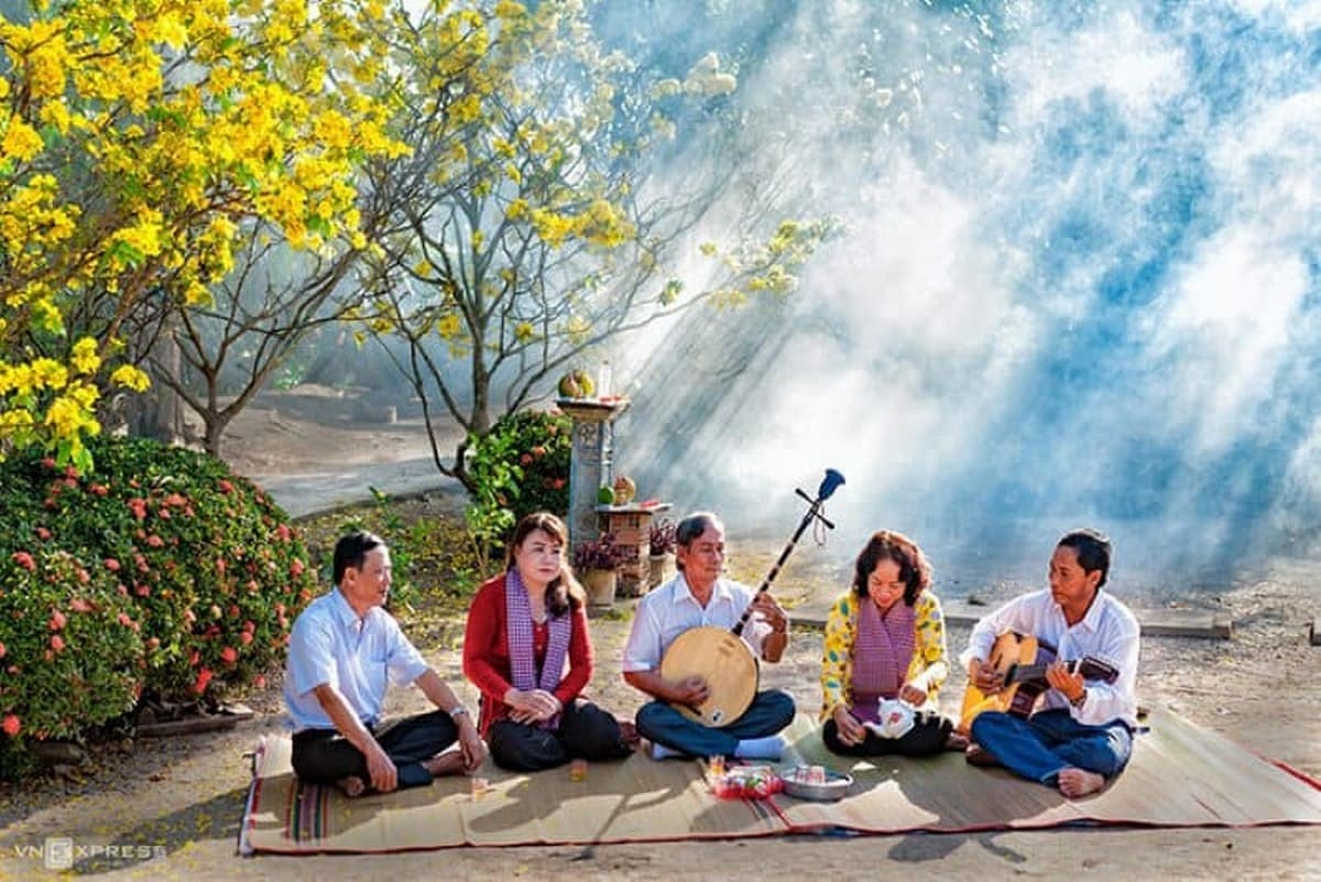 Khám Phá Du Lịch Vĩnh Long Và Chuẩn Bị Hành Trang Hoàn Hảo Với Phụ Kiện Carpla Thưởng thức đờn ca tài tử của vùng đất Tây Nam Bộ