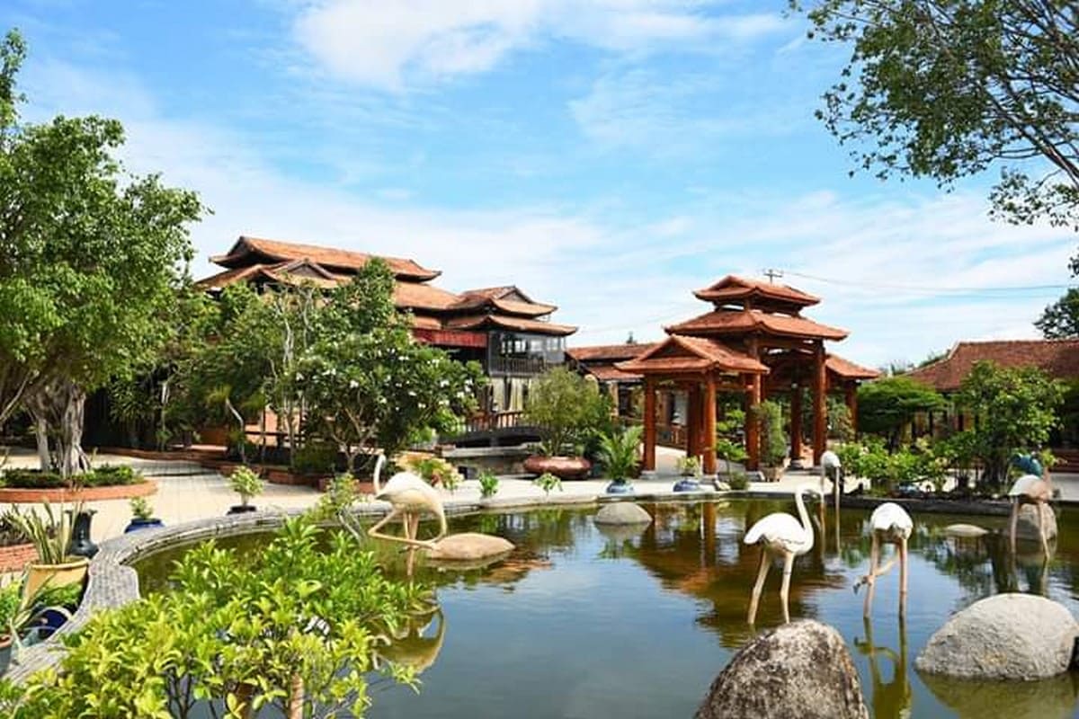 Khám Phá Du Lịch Long An Và Chuẩn Bị Hành Trang Hoàn Hảo Với Phụ Kiện Carpla Làng cổ Phước Lộc Thọ