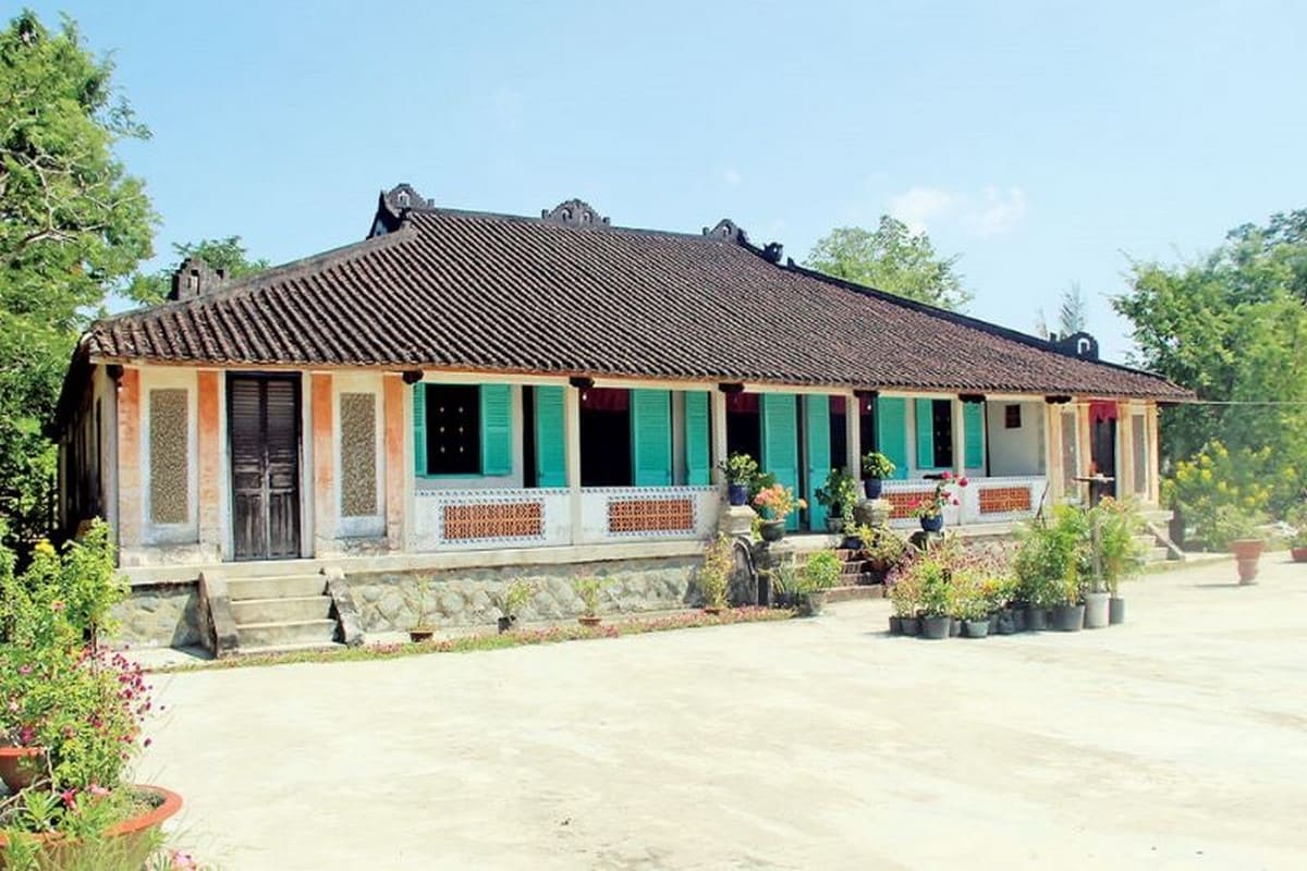 Khám Phá Du Lịch Long An Và Chuẩn Bị Hành Trang Hoàn Hảo Với Phụ Kiện Carpla Khám phá di tích cổ nhà Trăm Cột