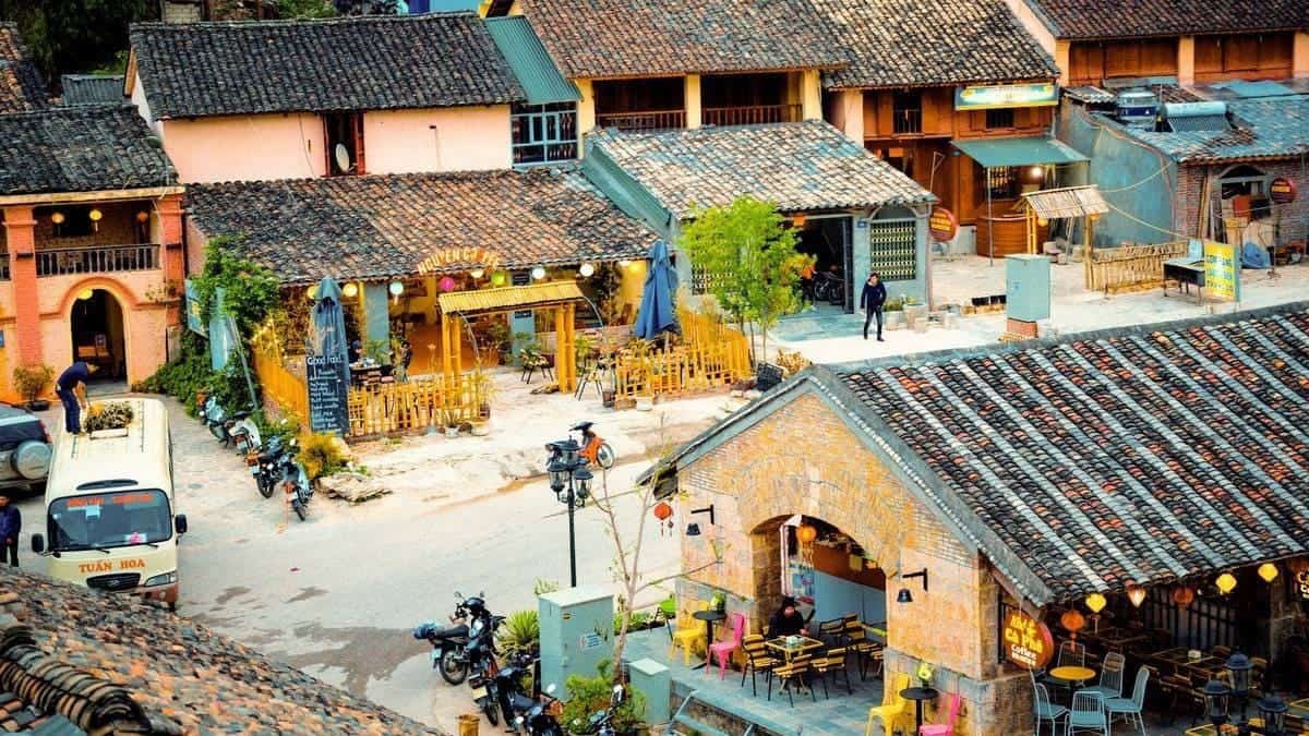 Khám Phá Du Lịch Đồng Văn Và Chuẩn Bị Hành Trang Hoàn Hảo Với Phụ Kiện, Dịch Vụ Carpla Phố cổ Đồng Văn