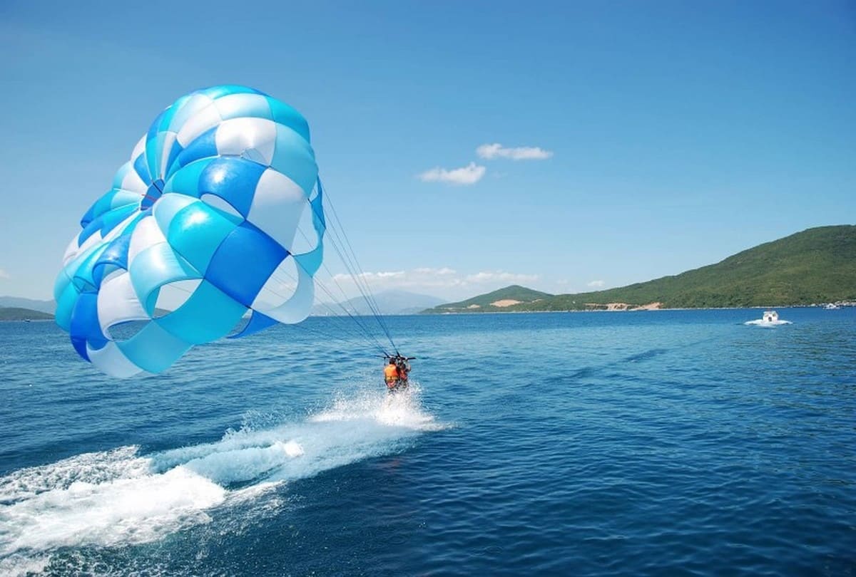 Top 8 điểm đến cho kỳ nghỉ 30/4 từ Carpla Trải nghiệm nhảy dù tại Nha Trang