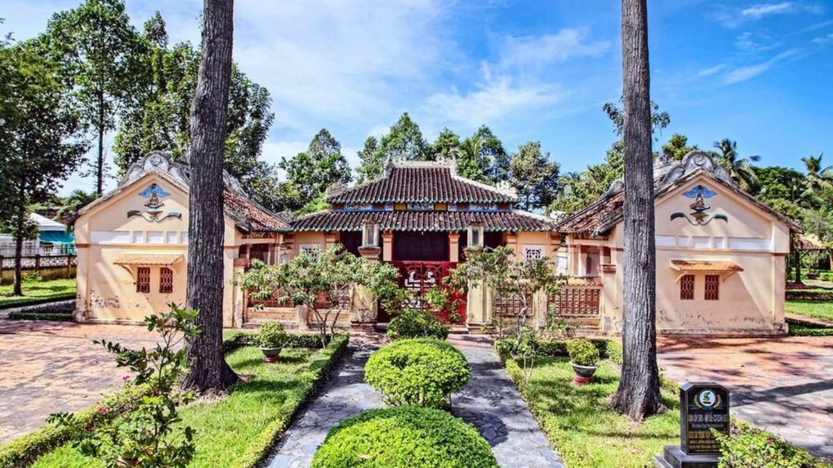Khám Phá Du Lịch Vĩnh Long Và Chuẩn Bị Hành Trang Hoàn Hảo Với Phụ Kiện Carpla Văn Thánh Miếu