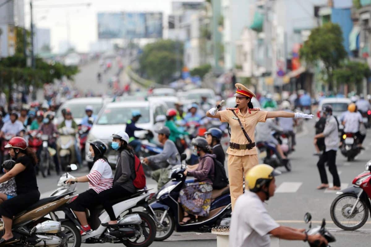 Có hiệu lệnh của người điều khiển giao thông